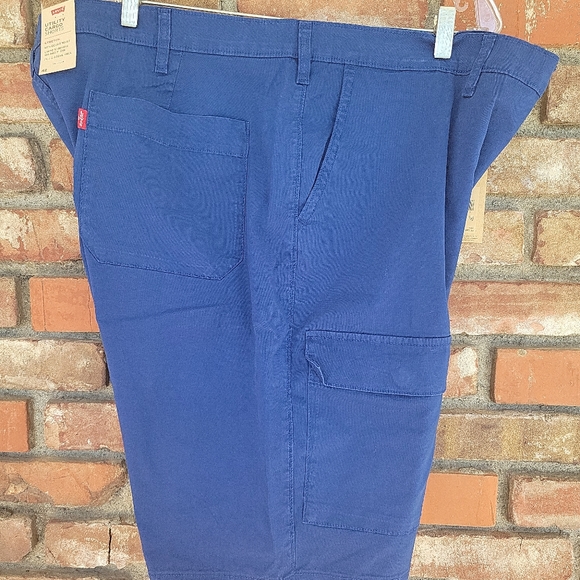 Levis Men's Utility Cargo Shorts Size: 42 - Picture 6 of 9